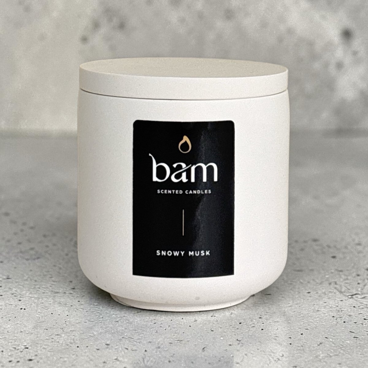 BAM Kaarsen Snowy Musk Geurkaars – Zonnebloemwas – Houten Lont – Wit Rond Potje met Deksel – 140 g