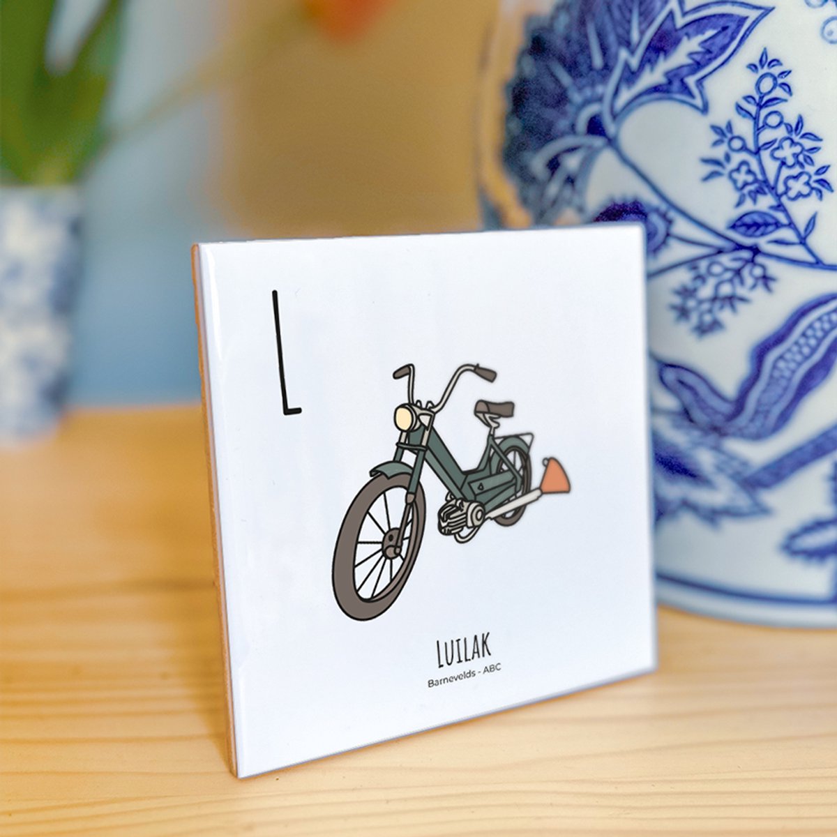 Luilak - ABC tegeltje Barneveld - Keramiek met Handgetekende Illustratie - Wanddecoratie - Woondecoratie - Relatiegeschenk - Souvenir - 10,8 x 10,8 cm