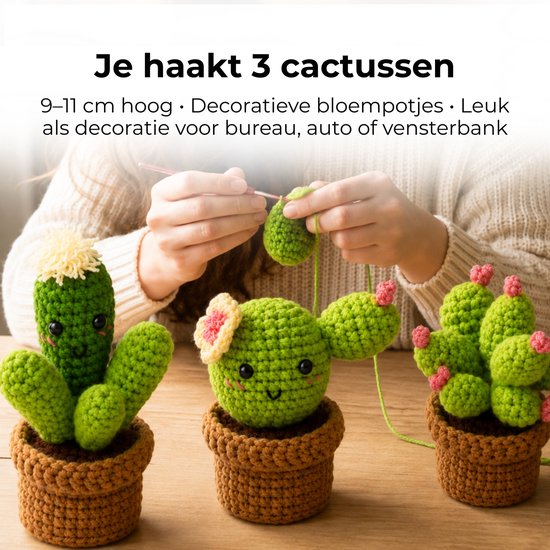 Drie gehaakte cactussen van 9-11 cm hoog, in decoratieve bloempotten, geschikt voor bureau, auto of vensterbank.