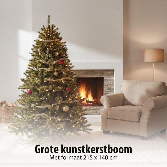 Een grote groene kunstkerstboom, 215x140 cm, versierd met lichtjes en gouden/rode ornamenten bij een open haard.