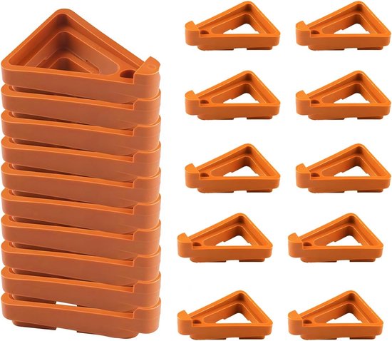 Stapel oranje driehoekige potvoetjes links, en tien losse potvoetjes rechts.