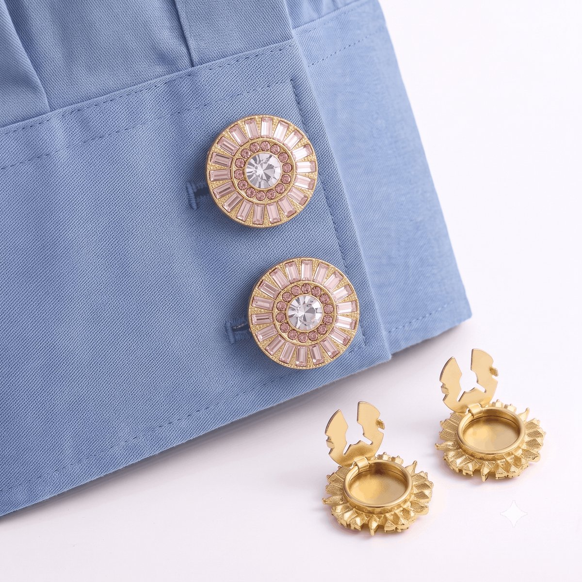 Button Covers Set van 2 - Knoop Covers voor Overhemden & Blouses - Zonnestraal Motief met Baguette Kristallen - Manchetknopen Alternatief - Accessoires Cadeau - Roze