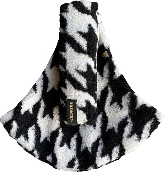Zwarte en witte pied-de-poule teddy draagzak met een WILD RIDE label.