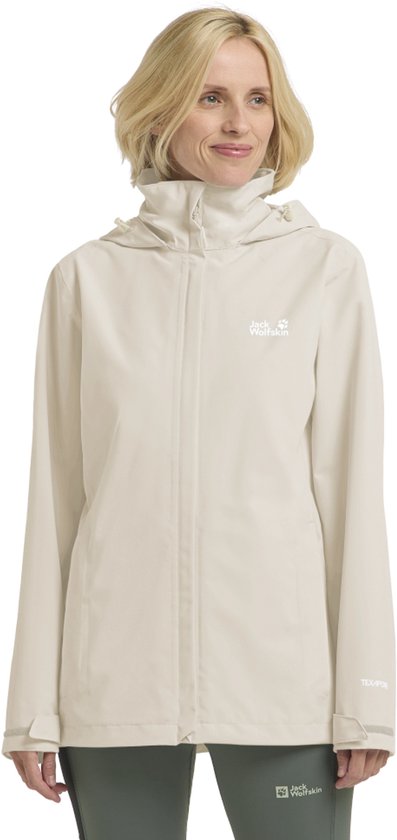 Mannequin portant une veste d'extérieur Jack Wolfskin beige avec logo sur la poitrine et TEXAPORE sur la manche.