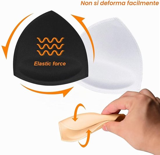 Zwarte en witte driehoekige bh-pads. Een hand buigt een beige pad om de elasticiteit te tonen.