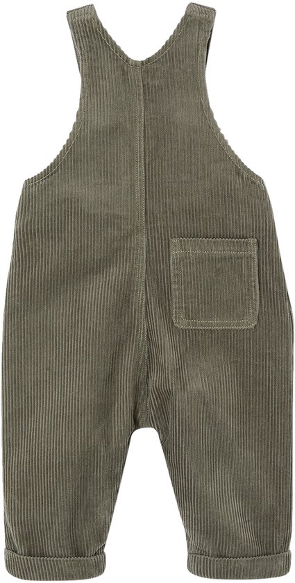 Olijfgroene corduroy tuinbroek met omslag aan de pijpen en een opgestikte zak op de rug.