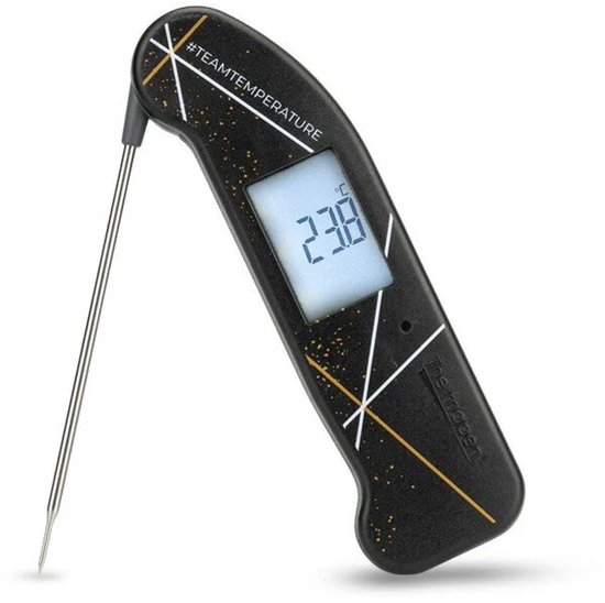 Zwarte digitale thermometer met gouden en witte lijnen. 'TEAMTEMPERATURE' staat erop.