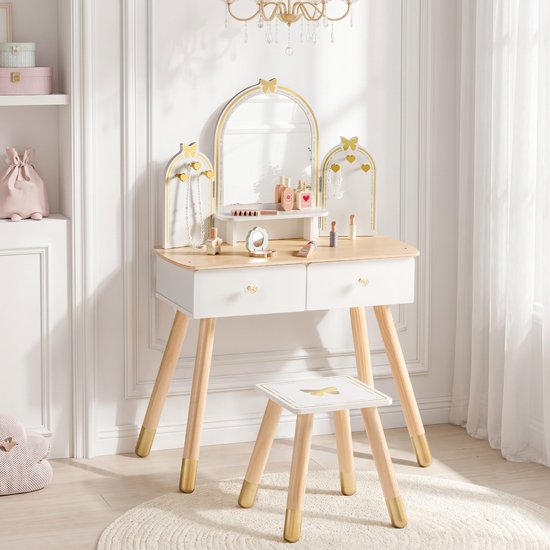 Witte houten kaptafel voor kinderen met spiegel, krukje, gouden vlinderdetails en houten make-up accessoires.