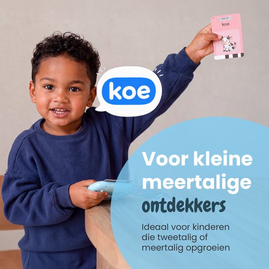 Jongen met blauw leerapparaat en koeienkaart. Hij lacht.