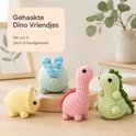 Vier gehaakte dinosauriërs: een gele Triceratops, roze Brontosaurus, groene T-Rex en een mintgroene dino.