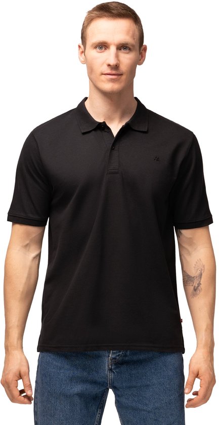 Man met een zwarte polo met klassieke kraag en korte mouwen, gedragen met een jeans.
