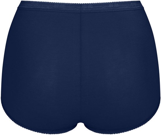Donkerblauwe Sloggi maxi slip, achterkant zichtbaar. Met kanten rand.