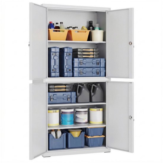 Grijze metalen archiefkast met open deuren, gevuld met diverse spuitbussen, gereedschapskoffers, jerrycans en opbergbakken.