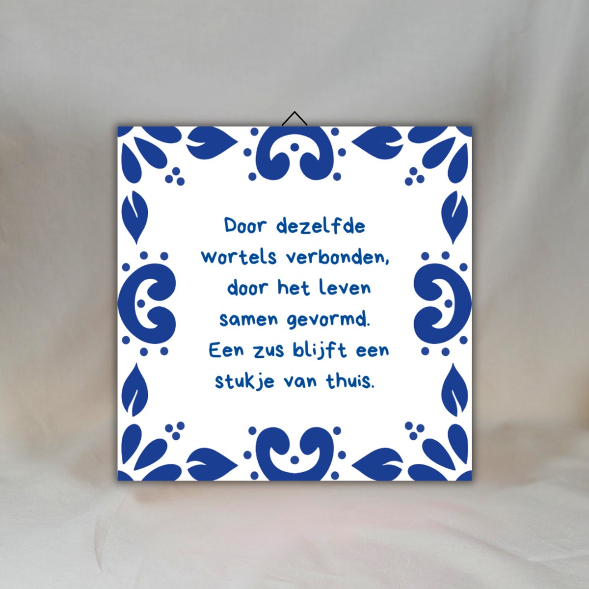 Cadeaus voor zusje - Delfts Blauwe spreuktegel cadeau voor zus - Zus cadeau - Keramisch tegeltje met ophangsysteem - 15x15cm