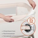 Détail du lit cododo beige, montrant la housse amovible et lavable avec une icône de machine à laver.