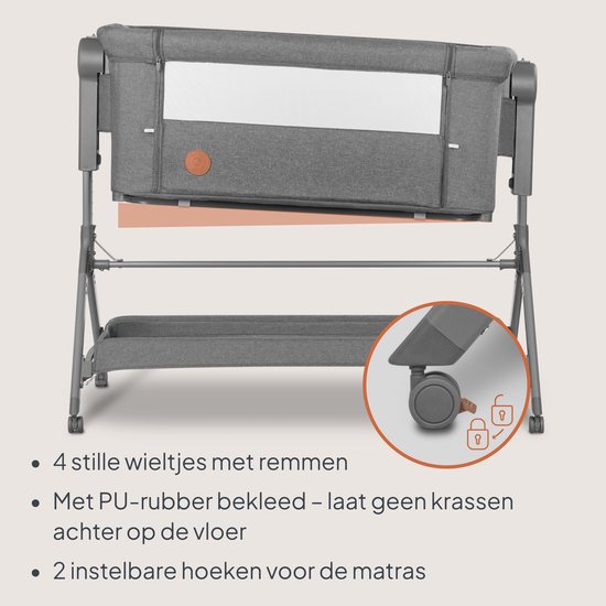 Grijze co-sleeper met een mand onderaan en wieltjes met remmen.