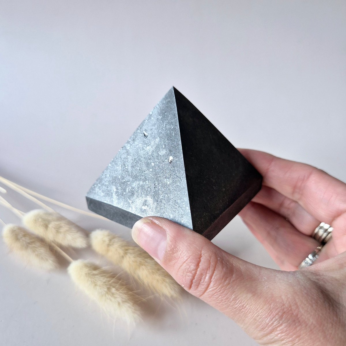 Shungite Piramide (6 cm) – Bescherming & Energetische Zuivering Shungiet