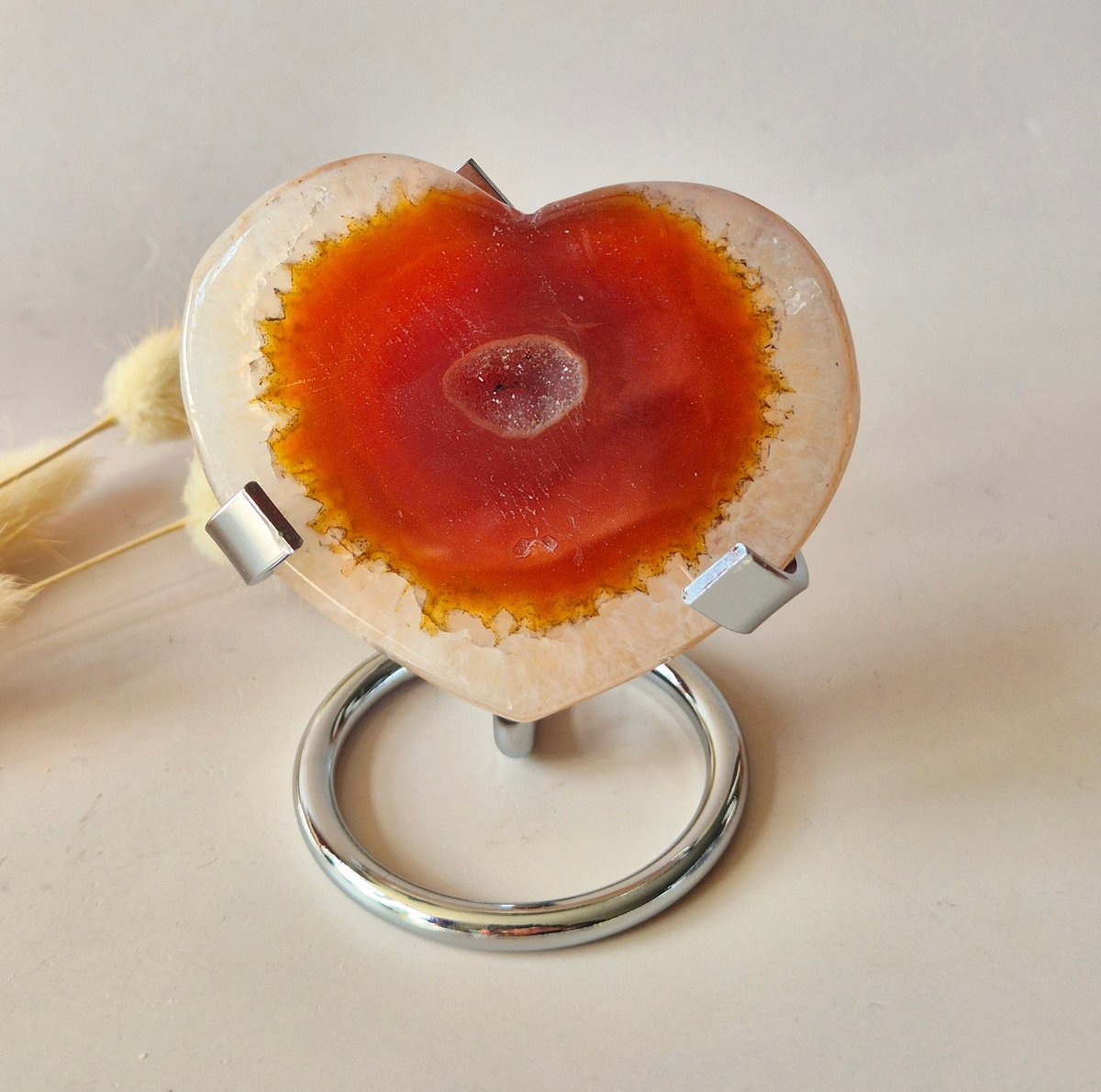 Edelsteen Carnelian Druzy Hart op Standaard 82g – Passie, Kracht & Glinsterende Energie