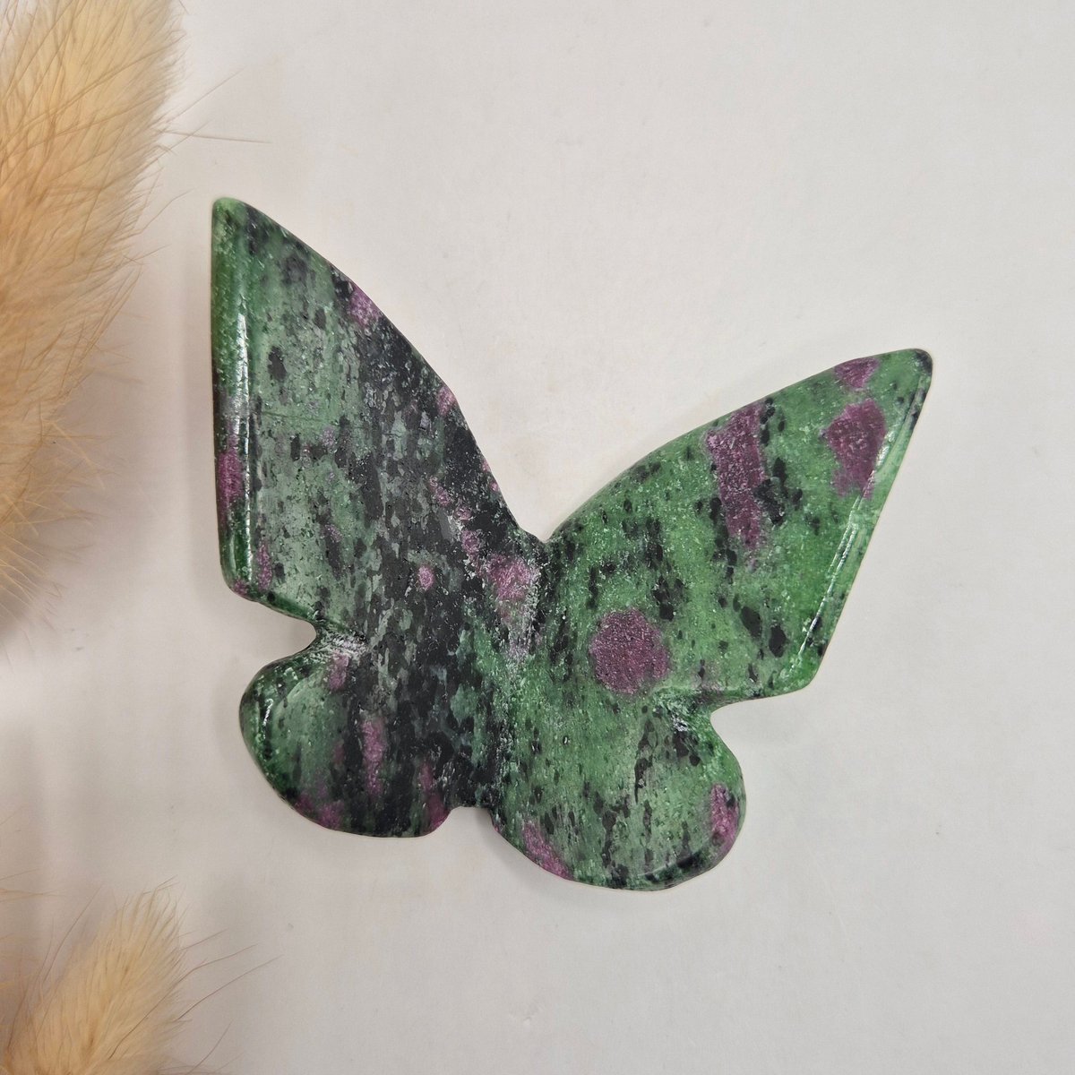 Edelsteen Vlinder 6x5 cm – Ruby in Zoisite (UV reactief)
