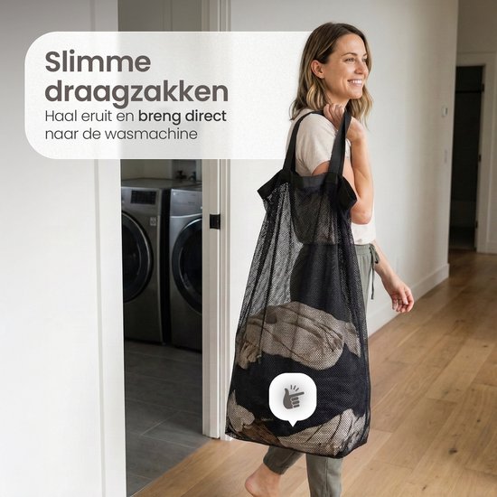 Vrouw draagt een zwarte gaas waszak gevuld met kleding. Text: Slimme draagzakken.