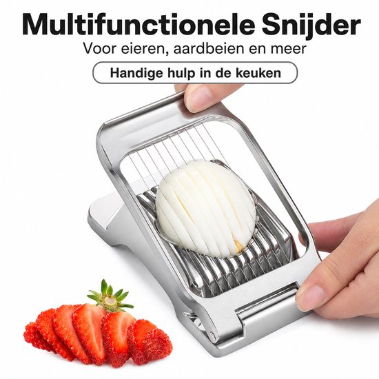 Hand snijdt een gekookt ei in de zilveren multifunctionele snijder. Naast gesneden aardbeien.