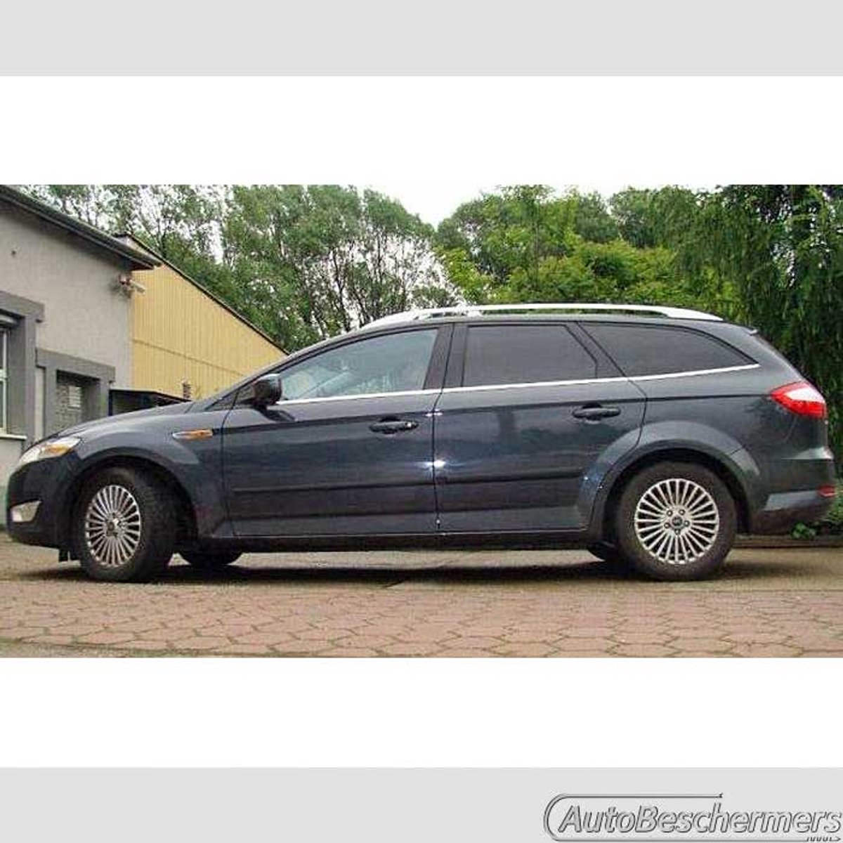 Stootlijsten set zwart voor Ford Mondeo Stationwagon 06.2007-12.2014. De stootstrips zijn zelfklevend. Set a 4 stuks (#2620)
