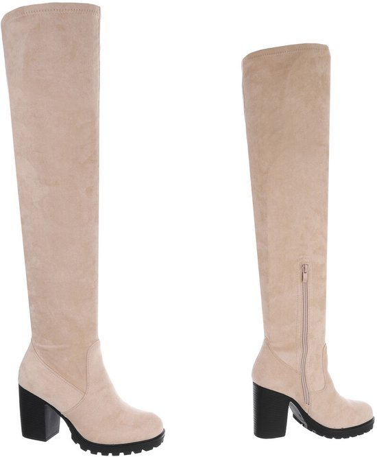 Twee beige suède overkneelaarzen met blokhak en profielzool, één laars met rits