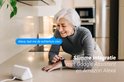 Een lachende vrouw met grijs haar kijkt naar een slimme speaker, terwijl de tekst "Alexa, laat me de achtertuin zien." verschijnt.