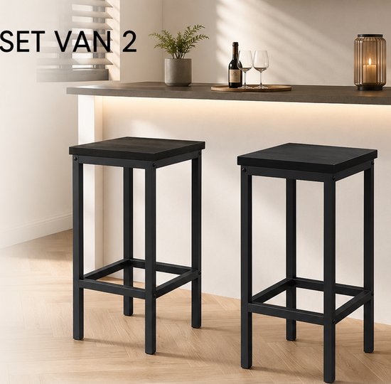 Set van 2 zwarte barkrukken met metalen frame, bij een aanrecht met wijnfles en glazen.