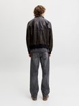 Achterkant van een model in een grijze jeans.