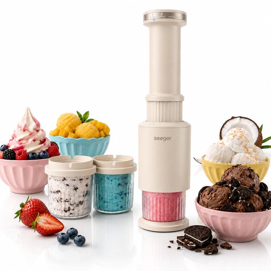 Een beige Seeger ijsmachine omringd door kommen met divers ijs, fruit en toppings.