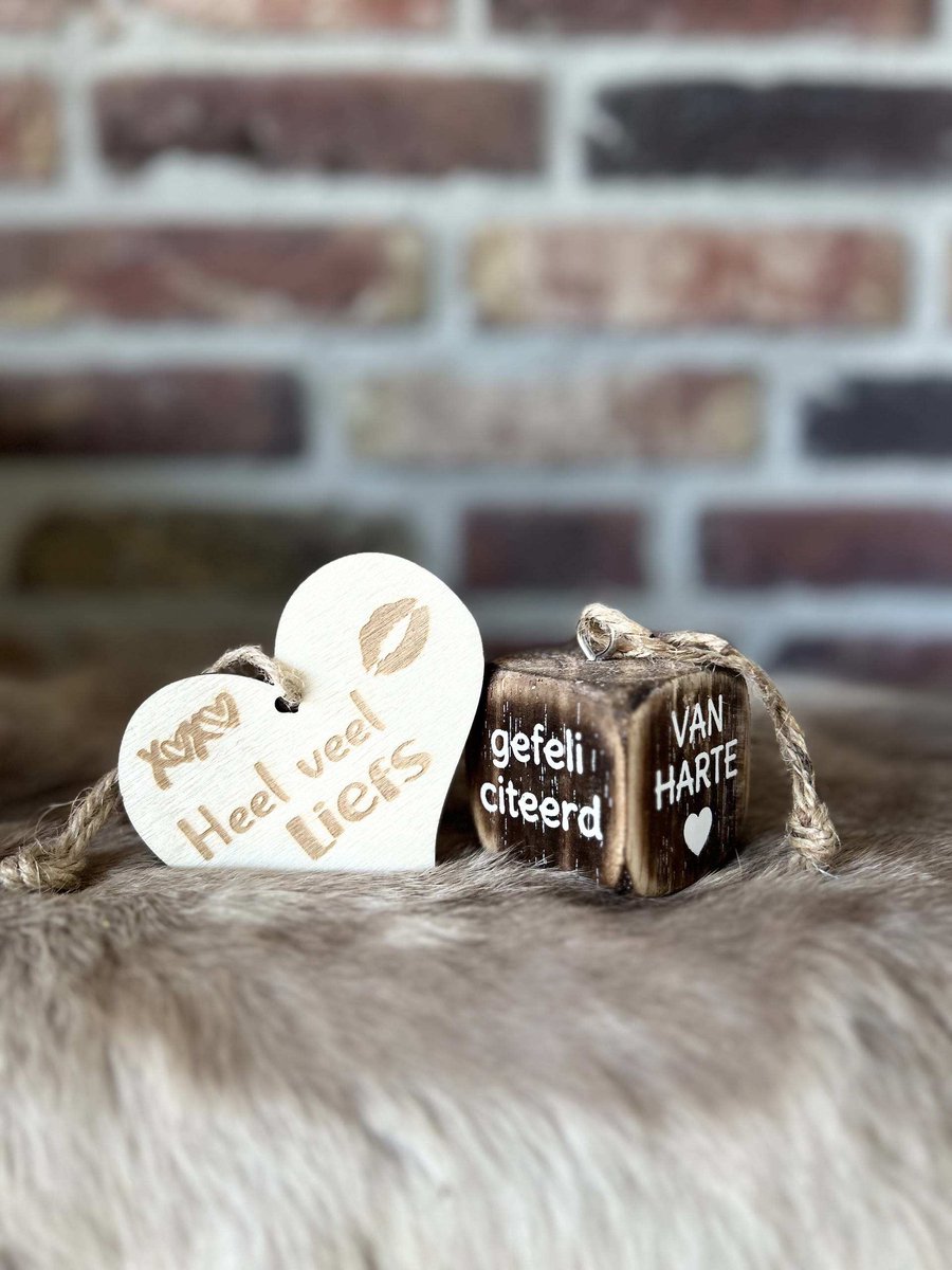 Creaties van hier – dobbelsteen hanger van harte gefeliciteerd - 4,5x4,5cm - natural - met houten hartje -