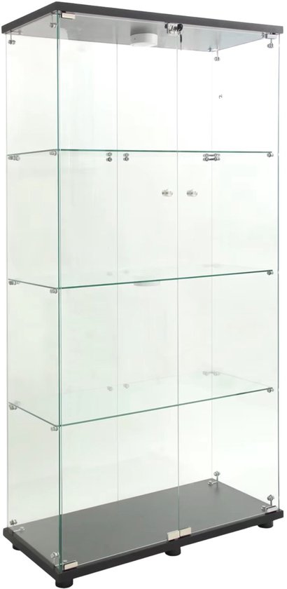 Glazen vitrinekast met 4 planken, donkere basis, zichtbaar slot en metalen beslag.