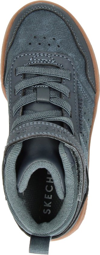 Bovenkant van een grijze Skechers veterboot met bruine zool.