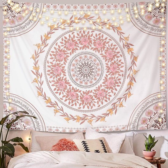 Een slaapkamer met een wandkleed met een roze bloemenmedaillon, boven een bed en versierd met kerstverlichting.