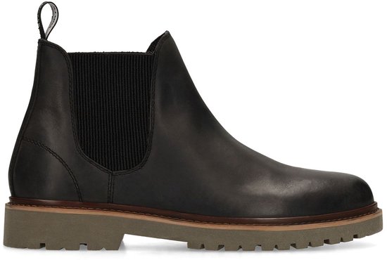 Chelsea boot noire en cuir avec semelle grise épaisse, côtés élastiques et languette à l'arrière.