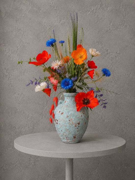 Foto: Zijden bloemen boeket rood wit blauw oranje inclusief zacht blauwe vaas 50 cm seta fiori