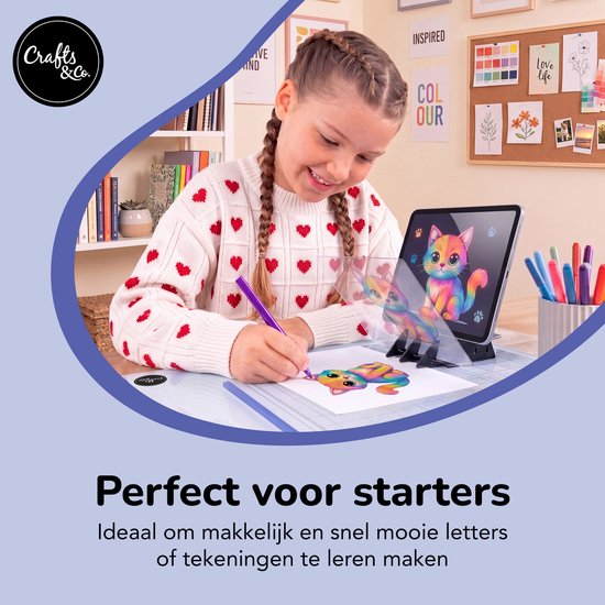 Fille avec tresses dessine un chat coloré depuis une tablette. Tablette sur support noir avec écran de réflexion. Texte : Parfait pour débutants
