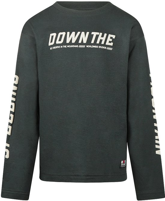 Donkergroen shirt met lange mouwen, met witte tekst 'DOWN THE' op de voorkant en 'SPEEDING' en 'MOUNTAIN' op de mouwen.