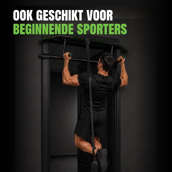 Man doet optrek oefening met weerstandsband aan de deurpost optrekstang.