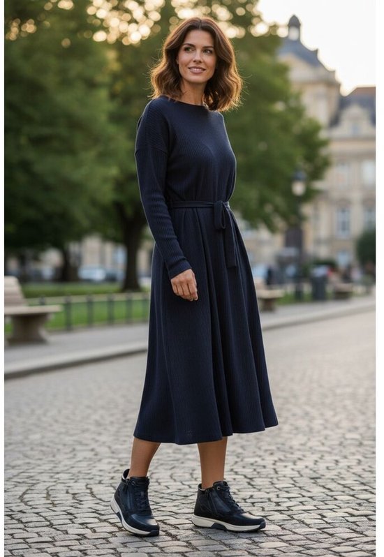Vrouw met donkerblauwe Gabor Rollingsoft veterboot.