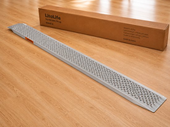Aluminium oprijplaat van LitaLife op een houten vloer, met kartonnen verpakking.