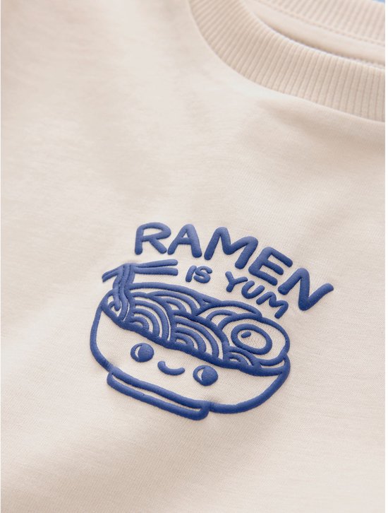 Crème T-shirt met een blauwe print van een kom ramen met de tekst 'RAMEN IS YUM'.
