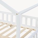 Jonction de la structure de toit blanche en bois d'un lit maison.