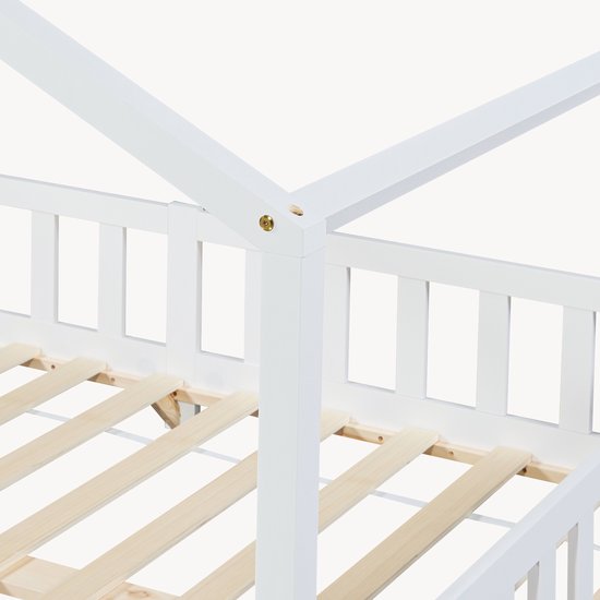 Jonction de la structure de toit blanche en bois d'un lit maison.