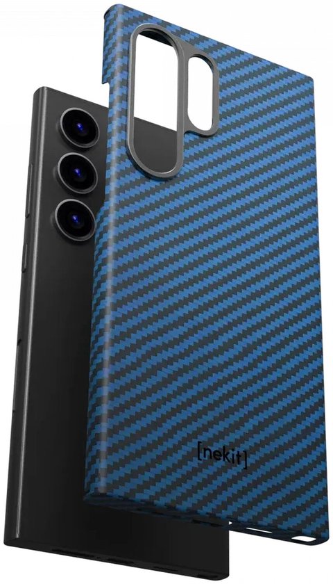 Blauwe, geruite hoes naast een telefoon met drie camera's.