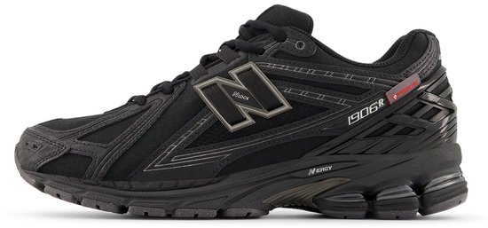 New Balance 1906 sneaker in het zwart met zilveren N-logo en "Nergy" op de zool.