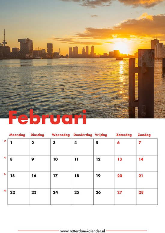 Kalenderpagina Februari met de skyline van Rotterdam bij zonsopgang, weerspiegeld in het water.