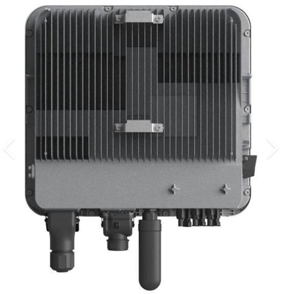 Grijze Huawei omvormer met verticale ribbels en diverse aansluitingen aan de onderkant.