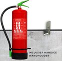 Rode brandblusser met groene hendel, naast een muurbeugel tegen een betonnen achtergrond.